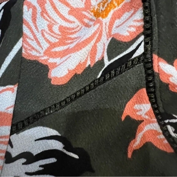 Roz & Ali army green and coral floral top size medium - Picture 4 of 6